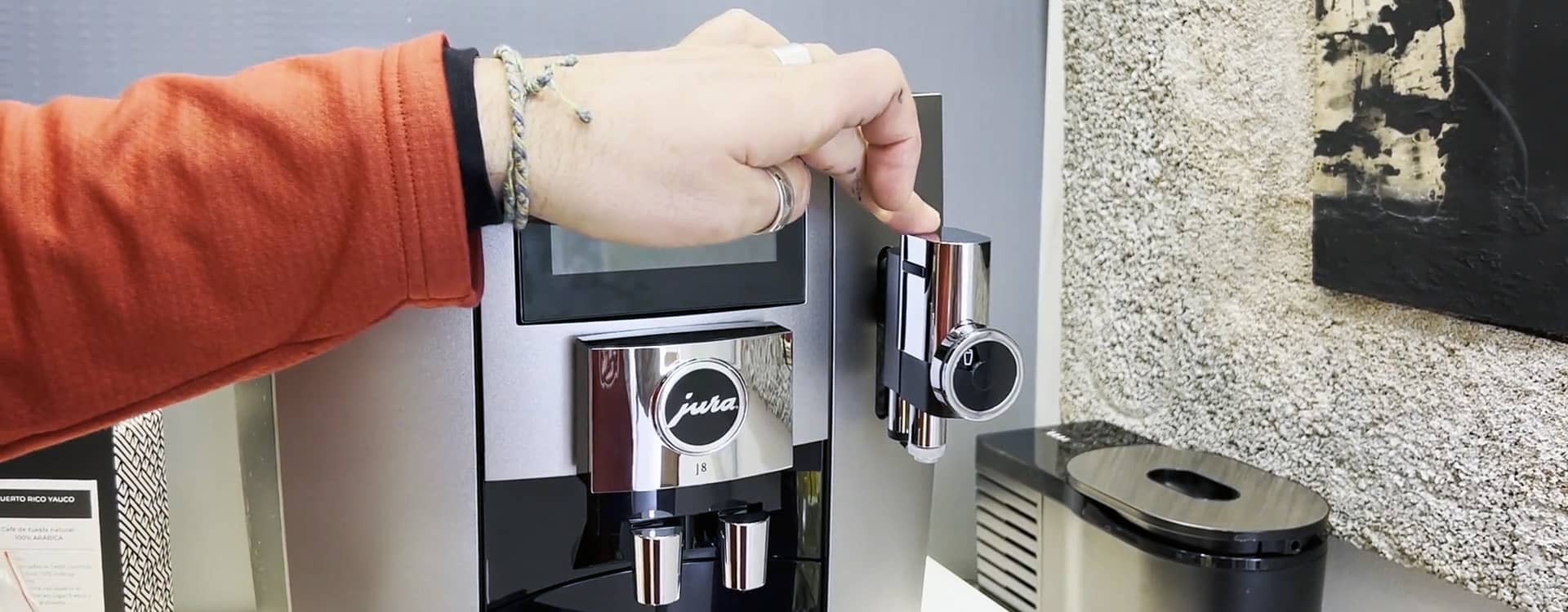 Cafetera o barista el uso de cafeteras automáticas funciona destilando  bebida concentrada