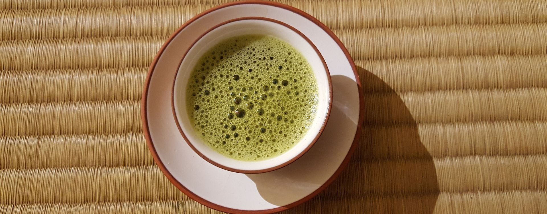 Cómo preparar un té matcha y por qué puede ser mejor que beber